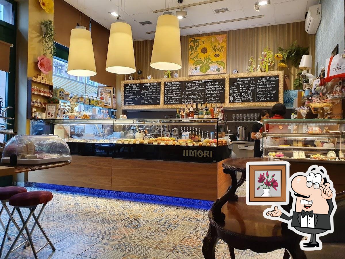 Посмотрите на внутренний интерьер "IIMORI Patisserie".