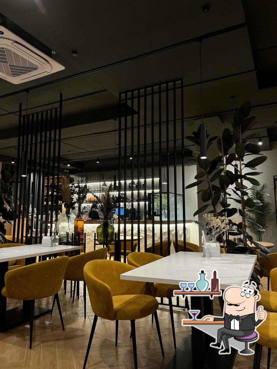 Посмотрите на внутренний интерьер "Bistroteka".