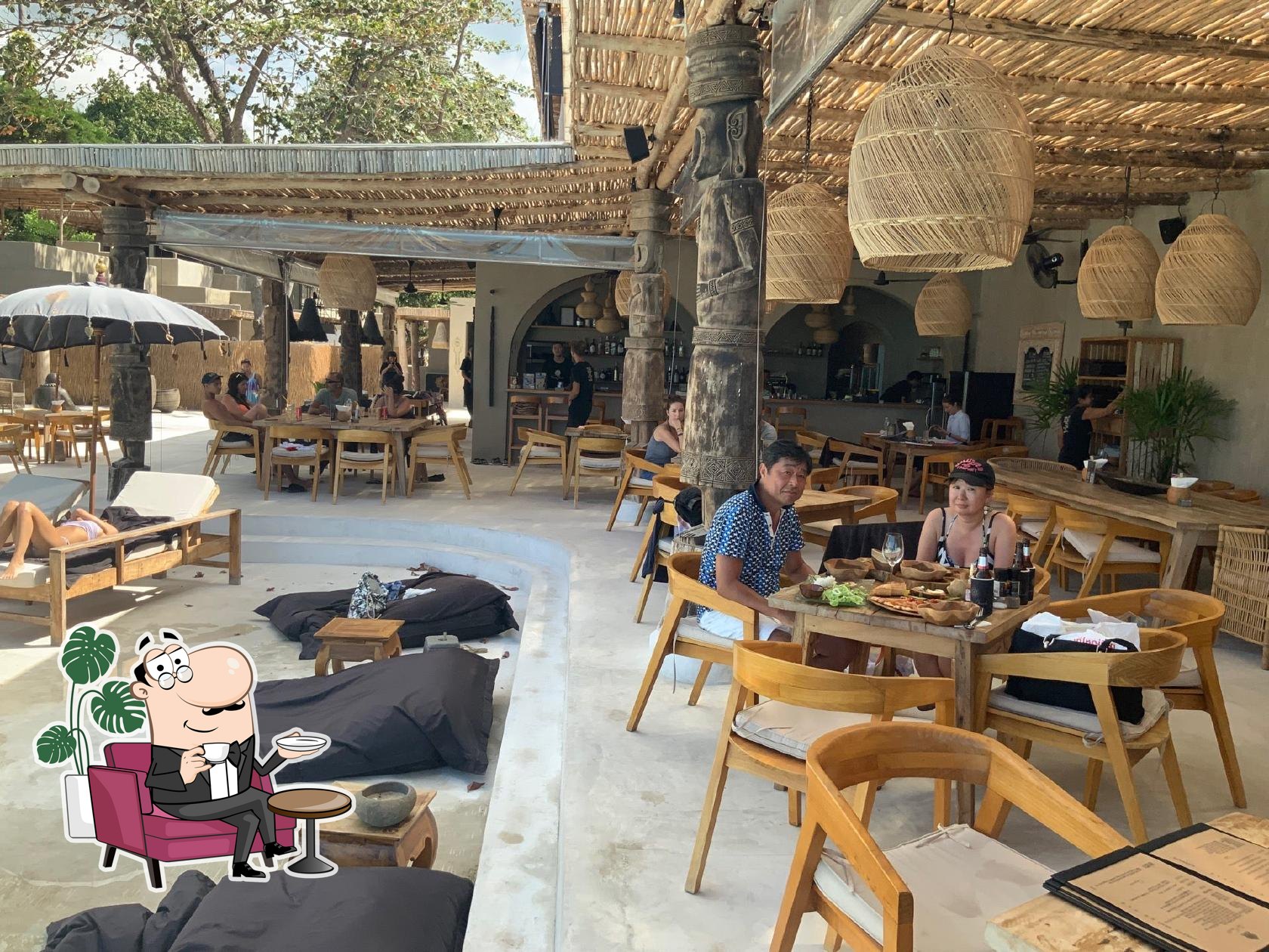 Посмотрите на внутренний интерьер "Karma Beach Samui".