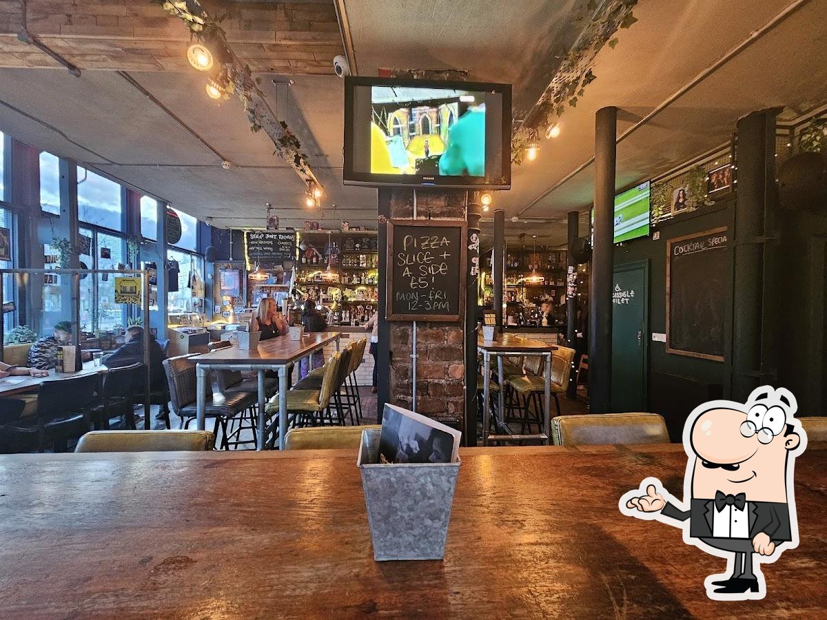 Посмотрите на внутренний интерьер "Strip Joint Glasgow : Cold Beer, Pizza, Vinyl Records".