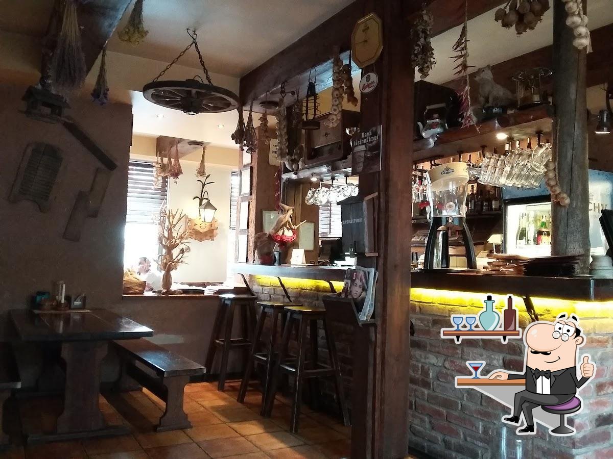 Посмотрите на внутренний интерьер "Agotos gryčia".