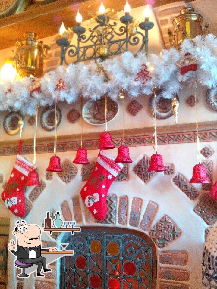 Посмотрите на внутренний интерьер "Пицца Домино".