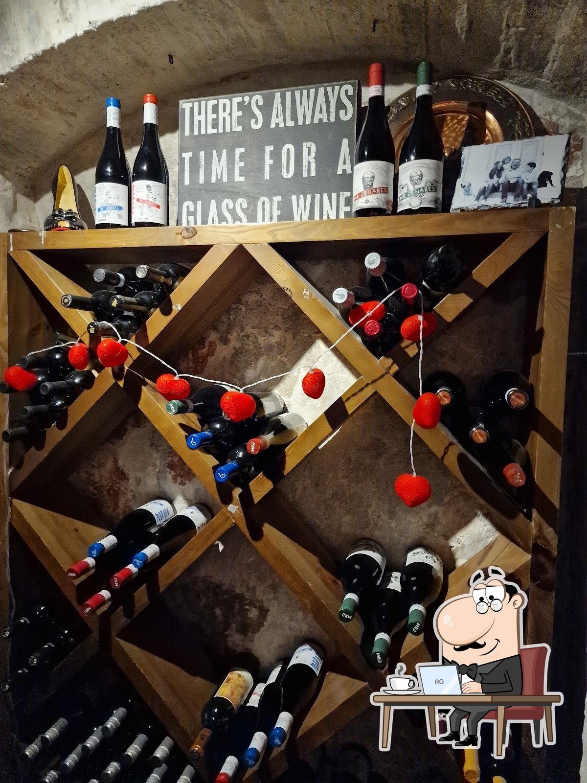 Забронируйте столик в "Pan Y Vino".