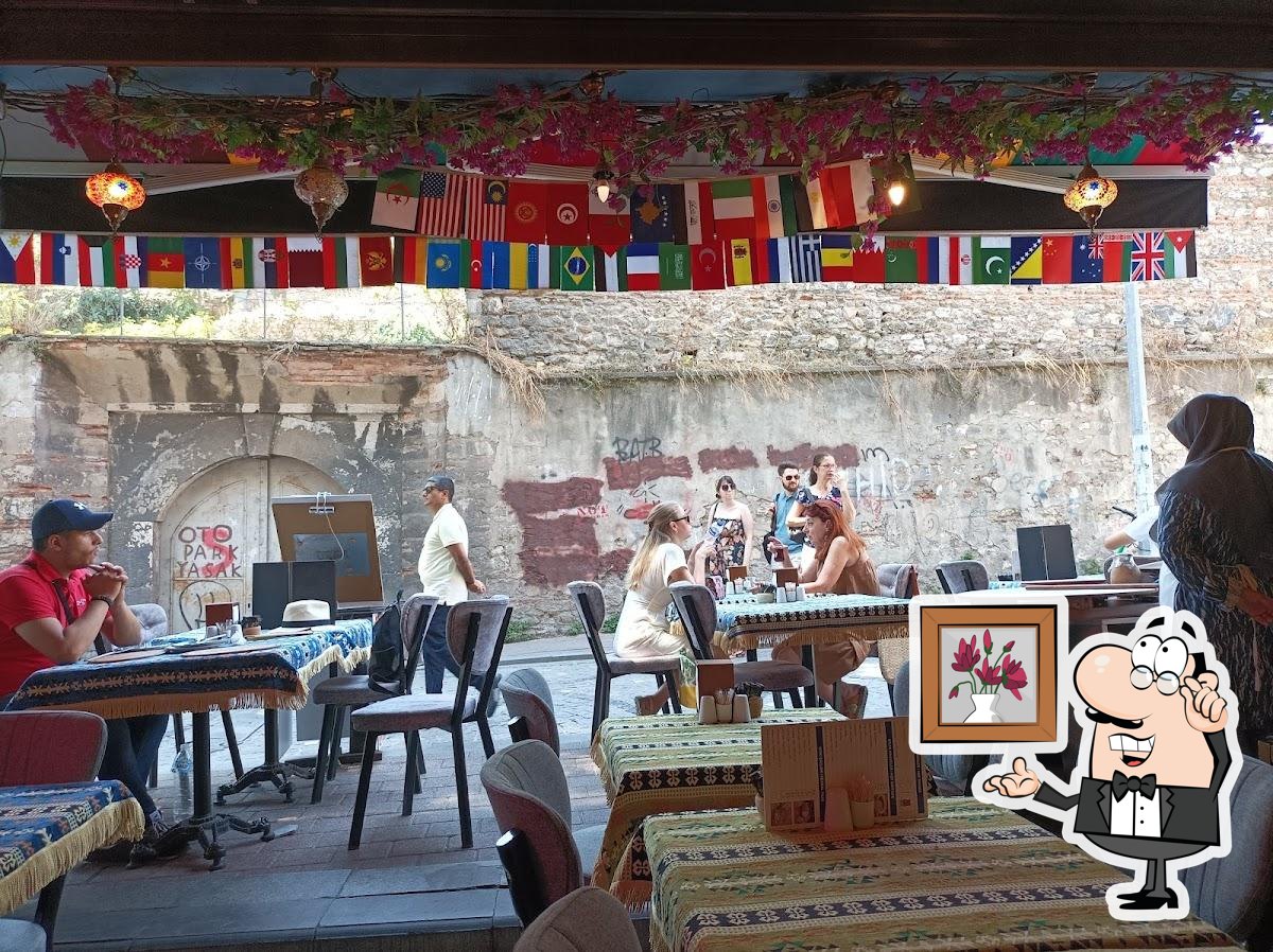 Забронируйте столик в "Gold Balat Restaurant".