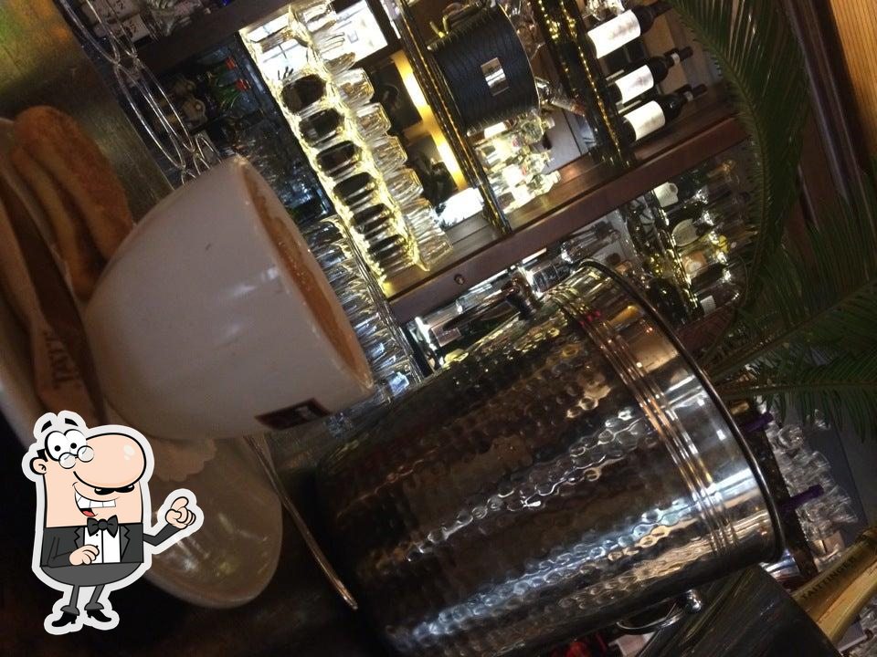Посмотрите на внутренний интерьер "California Tapas & Wine Bar".