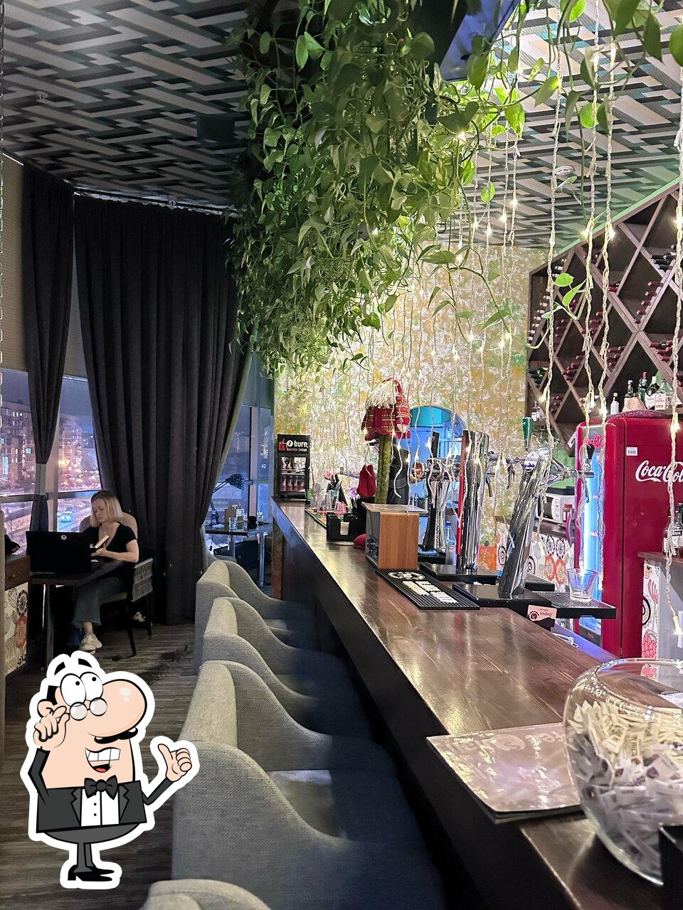 Посмотрите на внутренний интерьер "Coffee Hall Панорама".