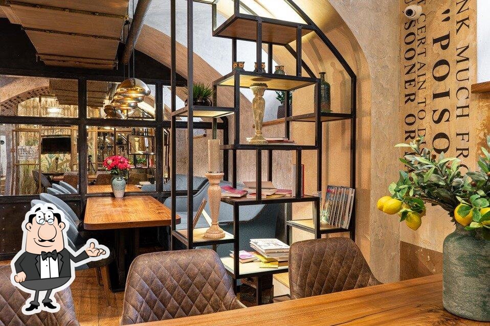 Посмотрите на внутренний интерьер "Il Letterato".