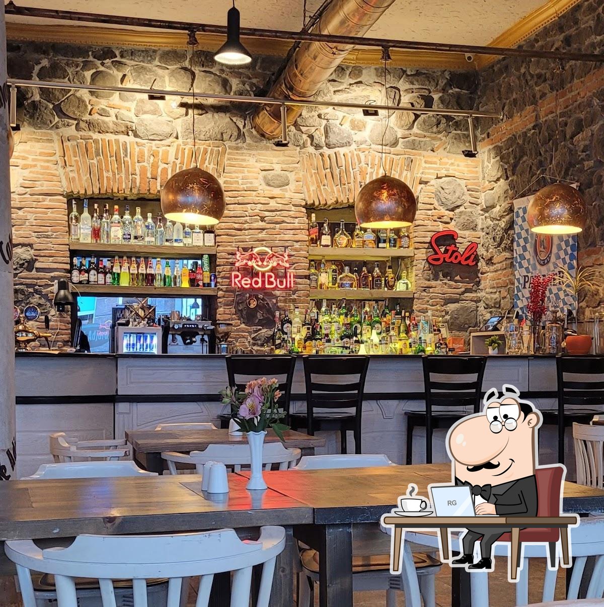 Забронируйте столик в "Cafe Adjaria".