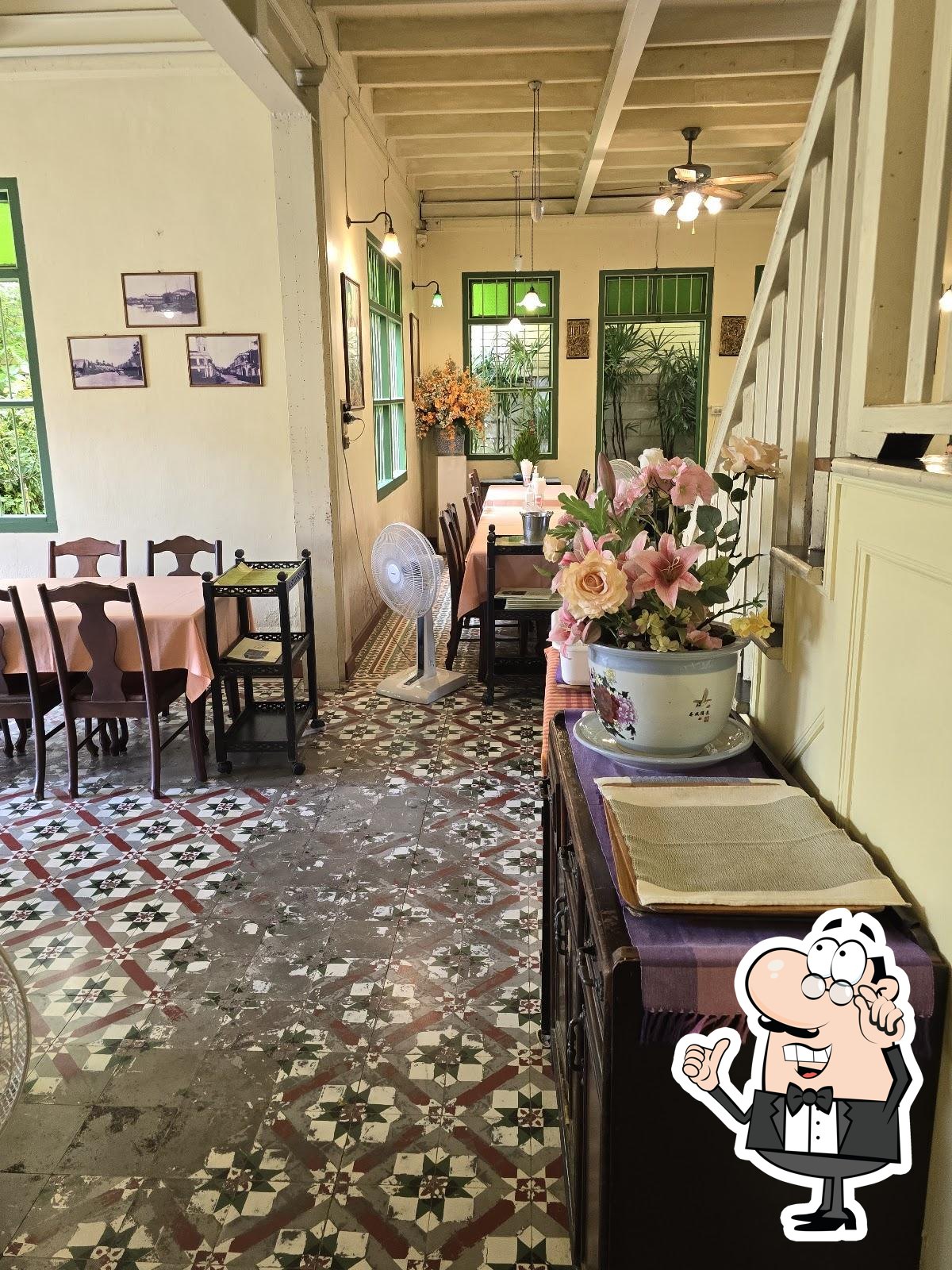 Забронируйте столик в "Raya Restaurant".