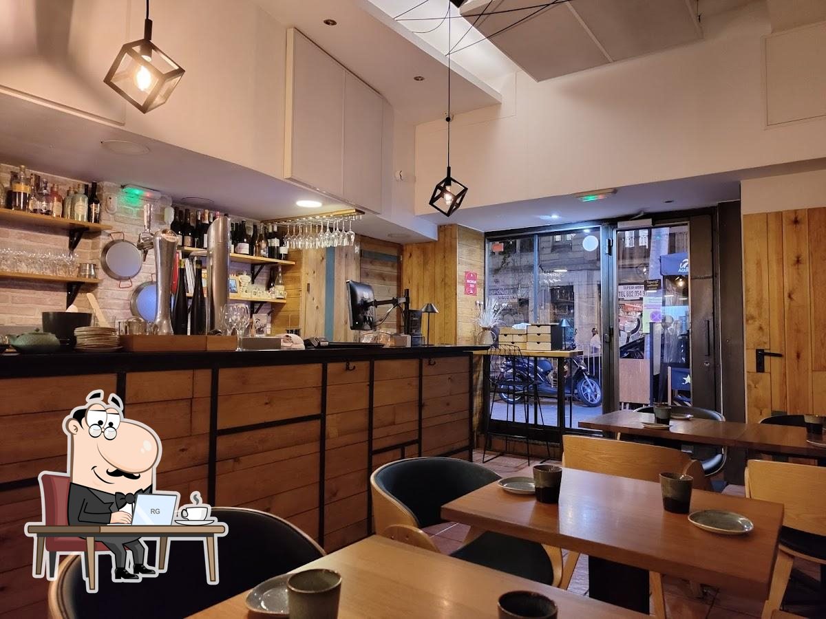 Посмотрите на внутренний интерьер "CruiX Restaurant".