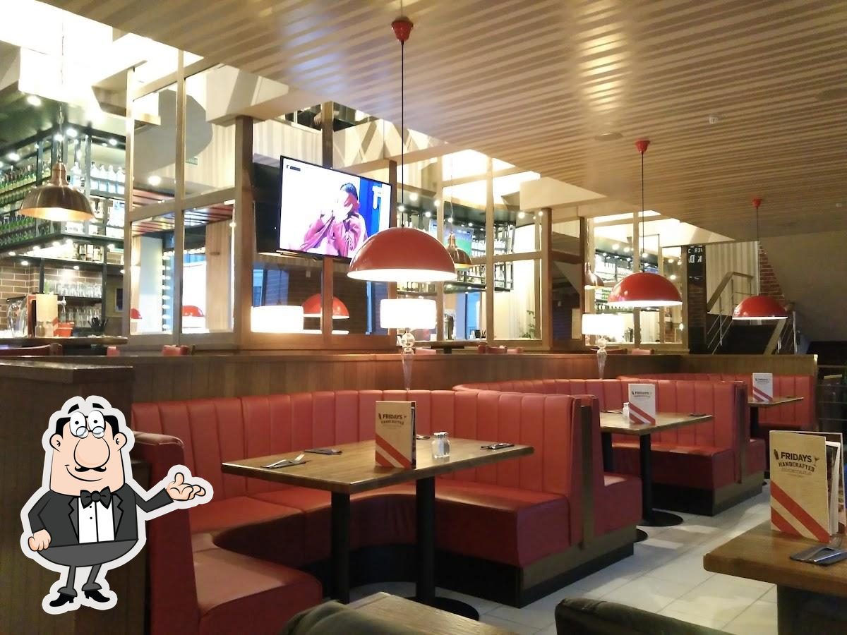 Забронируйте столик в "TGI Fridays".