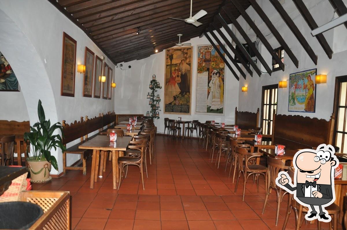 Забронируйте столик в "Bodega El Pimpi".