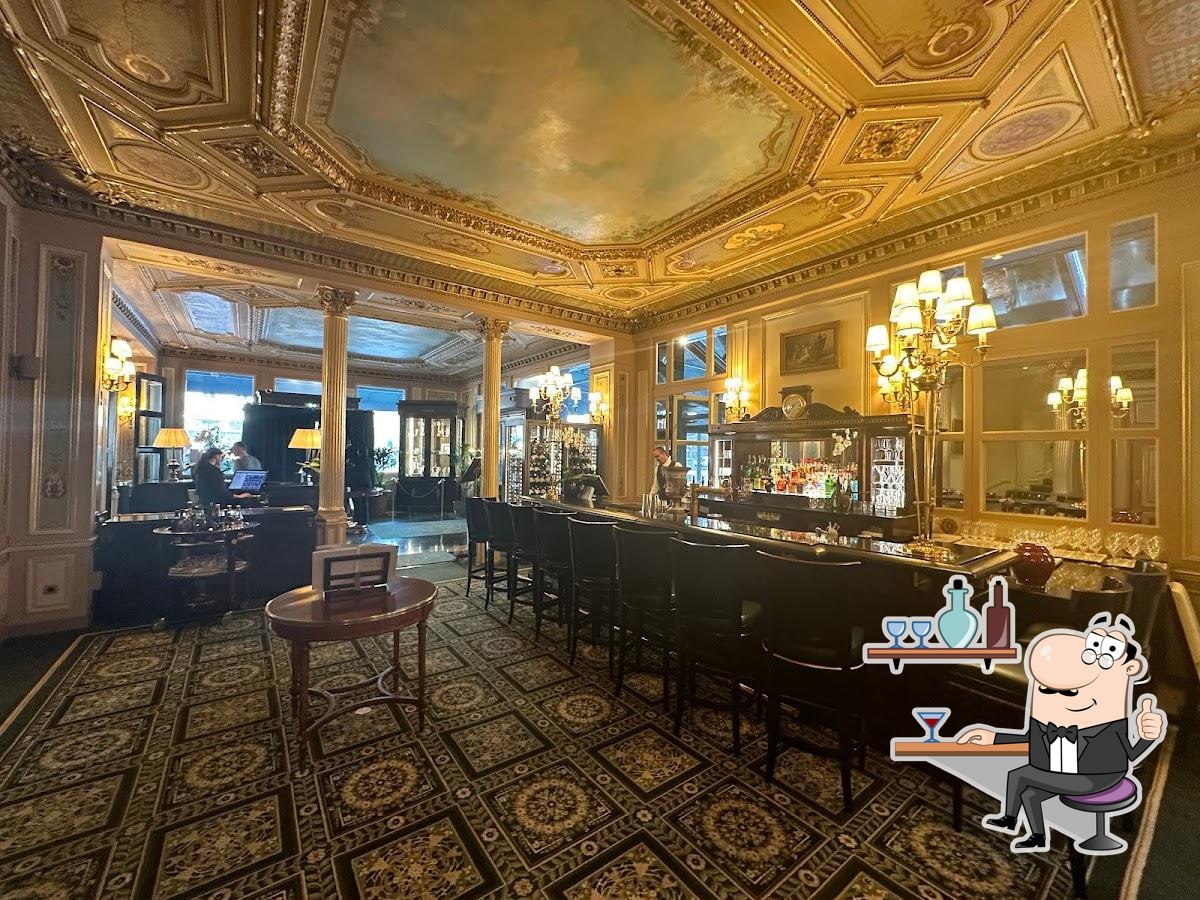 Забронируйте столик в "Café de la Paix".