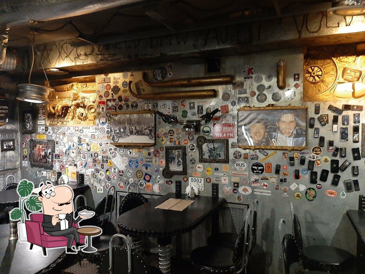Посмотрите на внутренний интерьер "Bike Bar".
