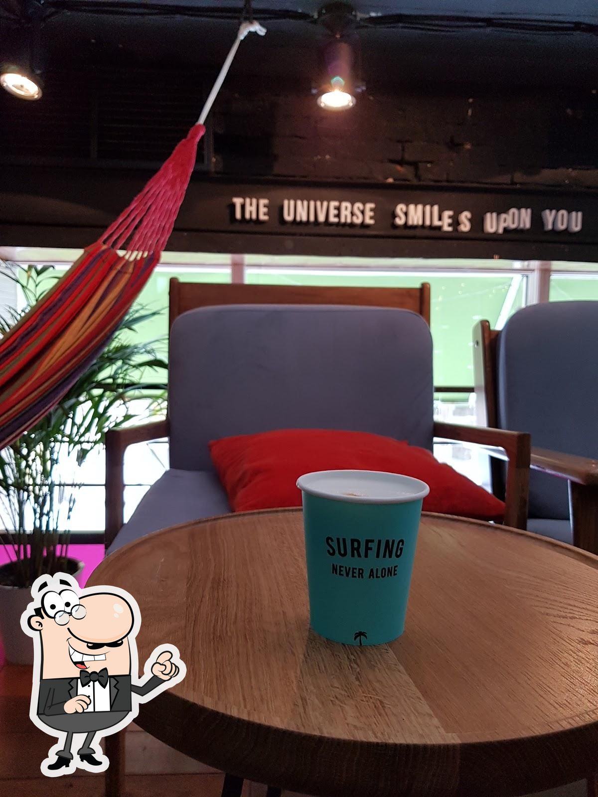 Посмотрите на внутренний интерьер "Surf Coffee".