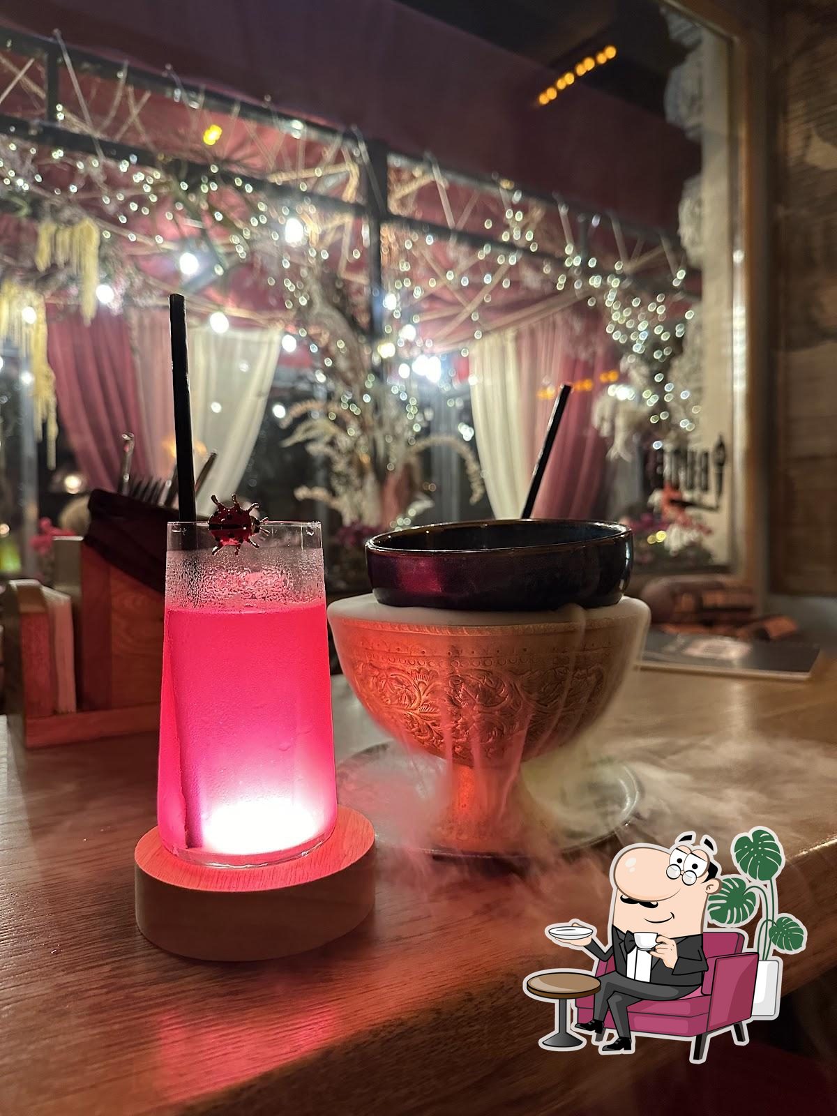 Посмотрите на внутренний интерьер "The Buddy Cafe".