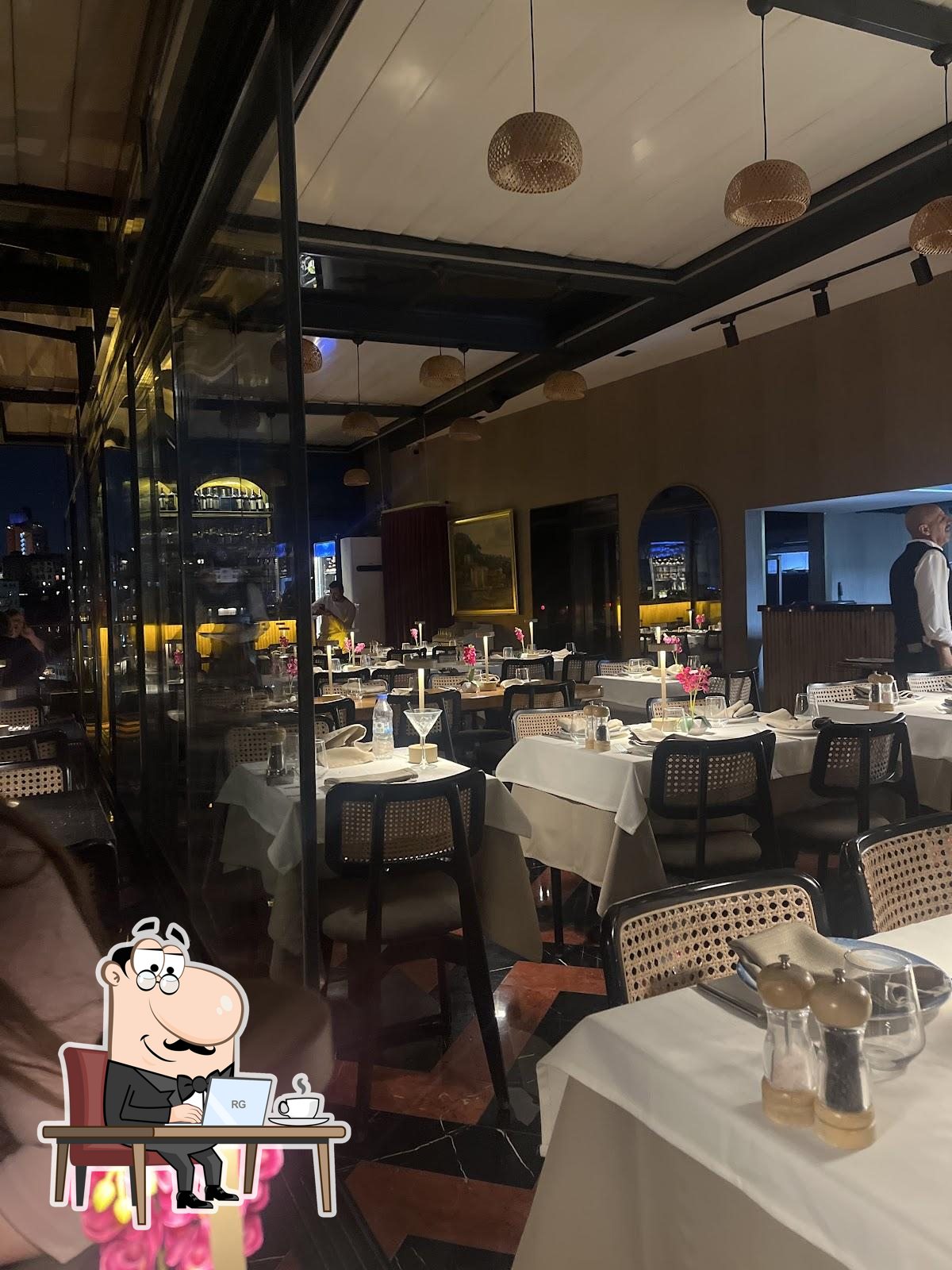 Посмотрите на внутренний интерьер "GRACE Rooftop Restaurant".
