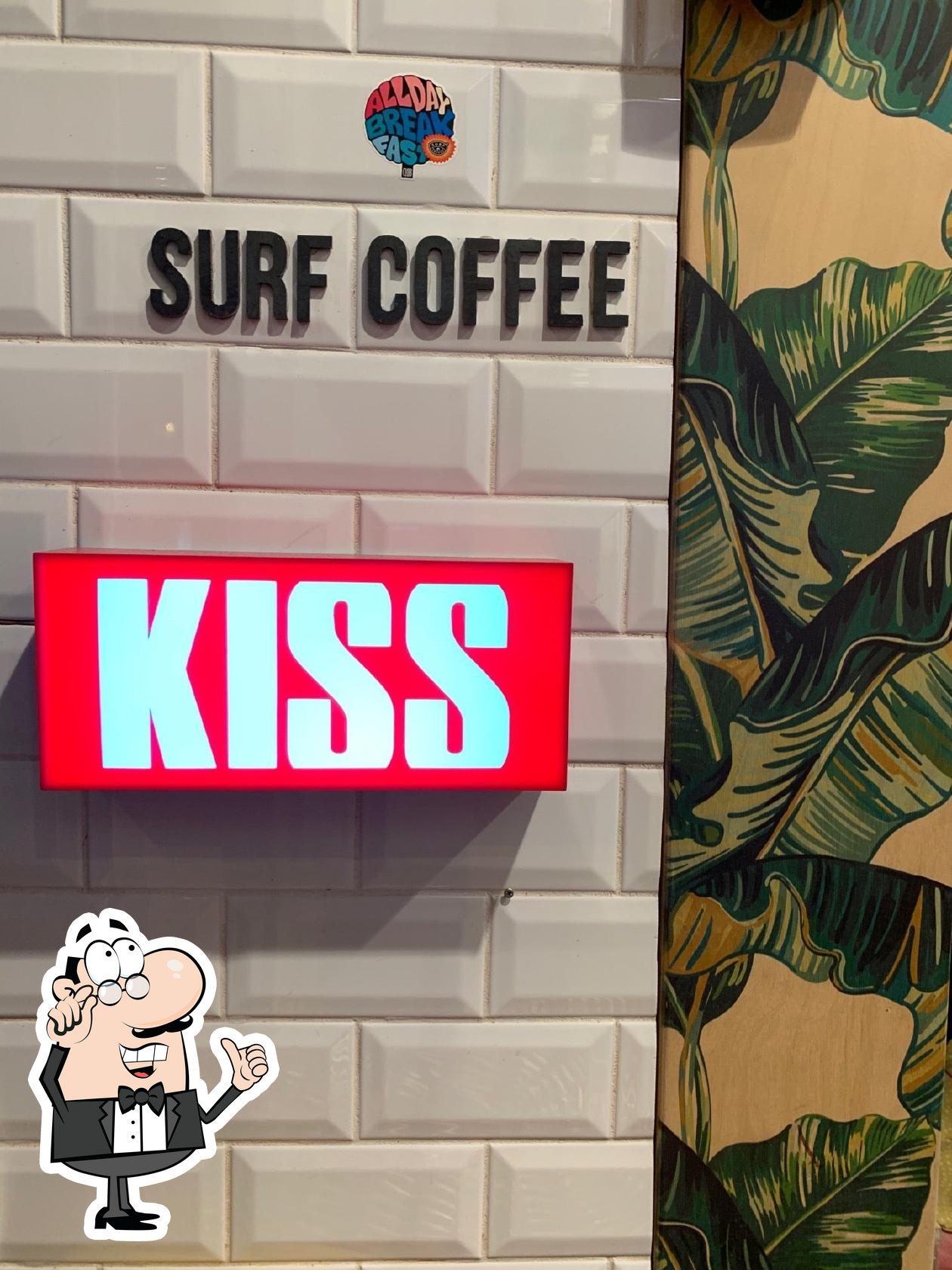 Посмотрите на внутренний интерьер "Surf Coffee".