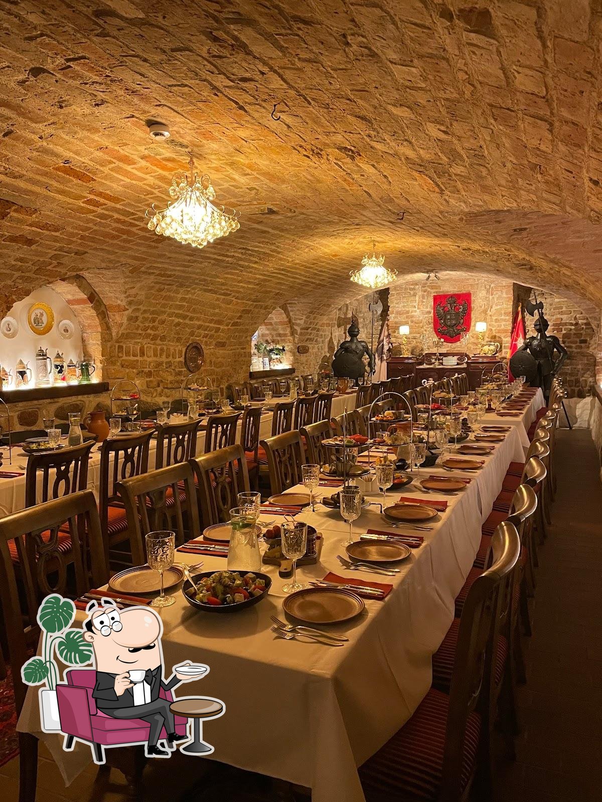 Посмотрите на внутренний интерьер "Bernelių Užeiga Restaurant".