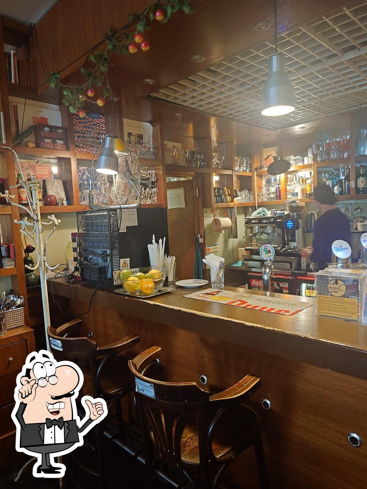 Забронируйте столик в "Café Jedermann".