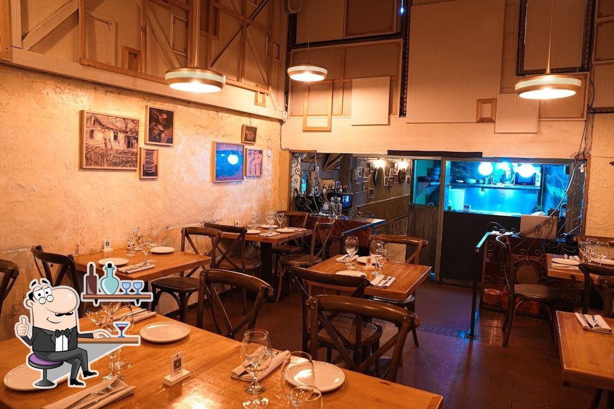 Посмотрите на внутренний интерьер "Arume Restaurant".