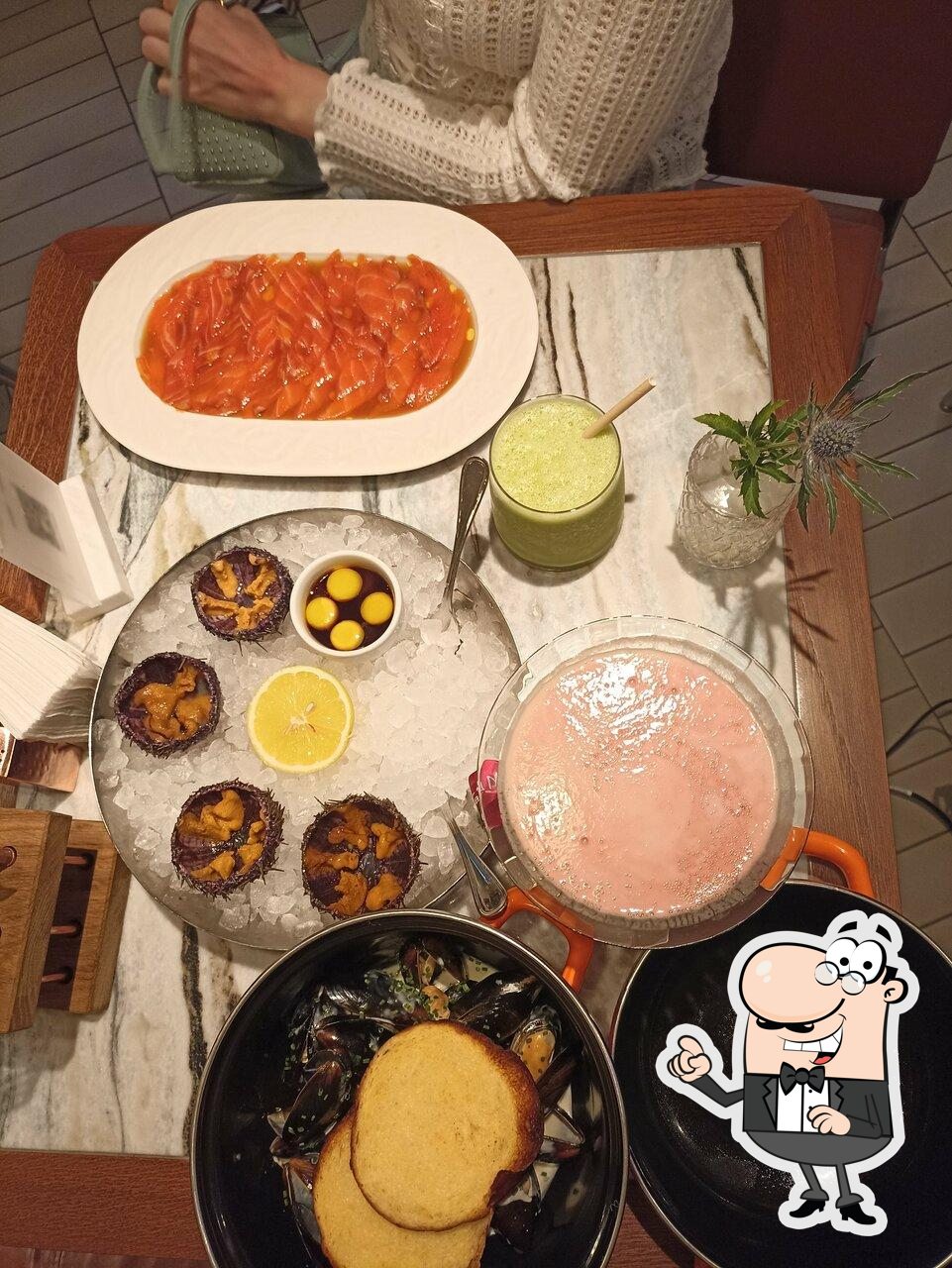Посмотрите на внутренний интерьер "Atlantica Bistro".