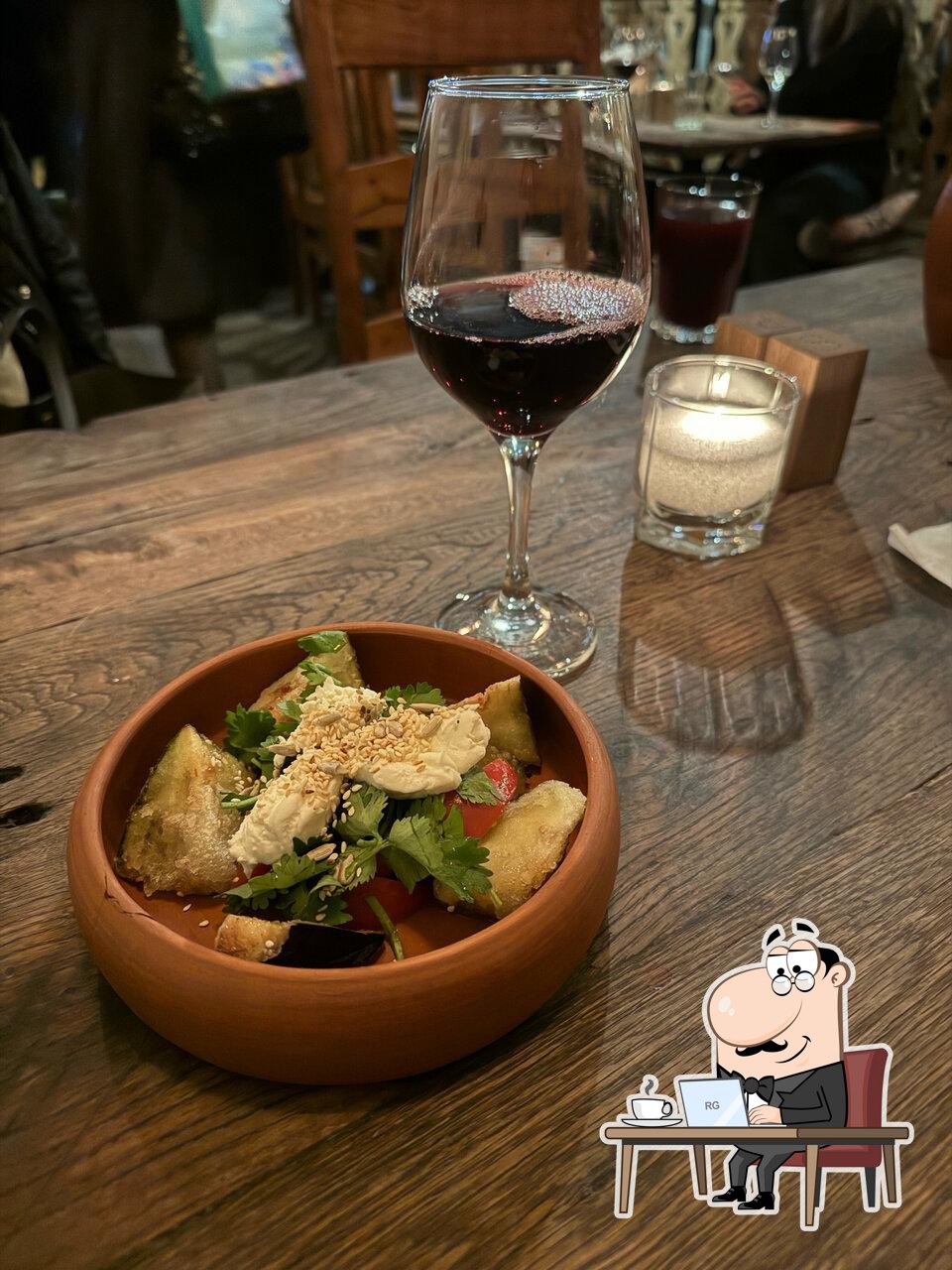 Забронируйте столик в "Хачапури и вино".