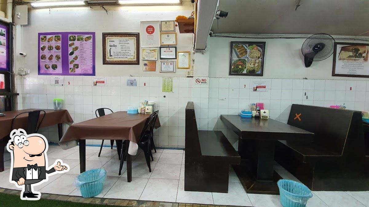 Посмотрите на внутренний интерьер "Boon Tong Kiat Singapore Chicken Rice".