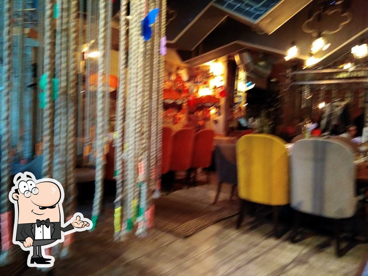 Посмотрите на внутренний интерьер "Кусочки".