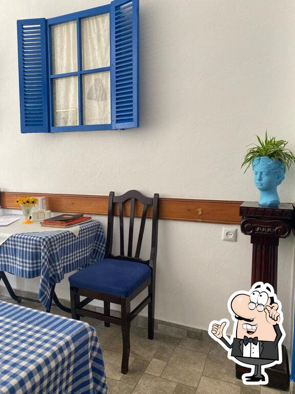 Забронируйте столик в "Cafe Ellada".