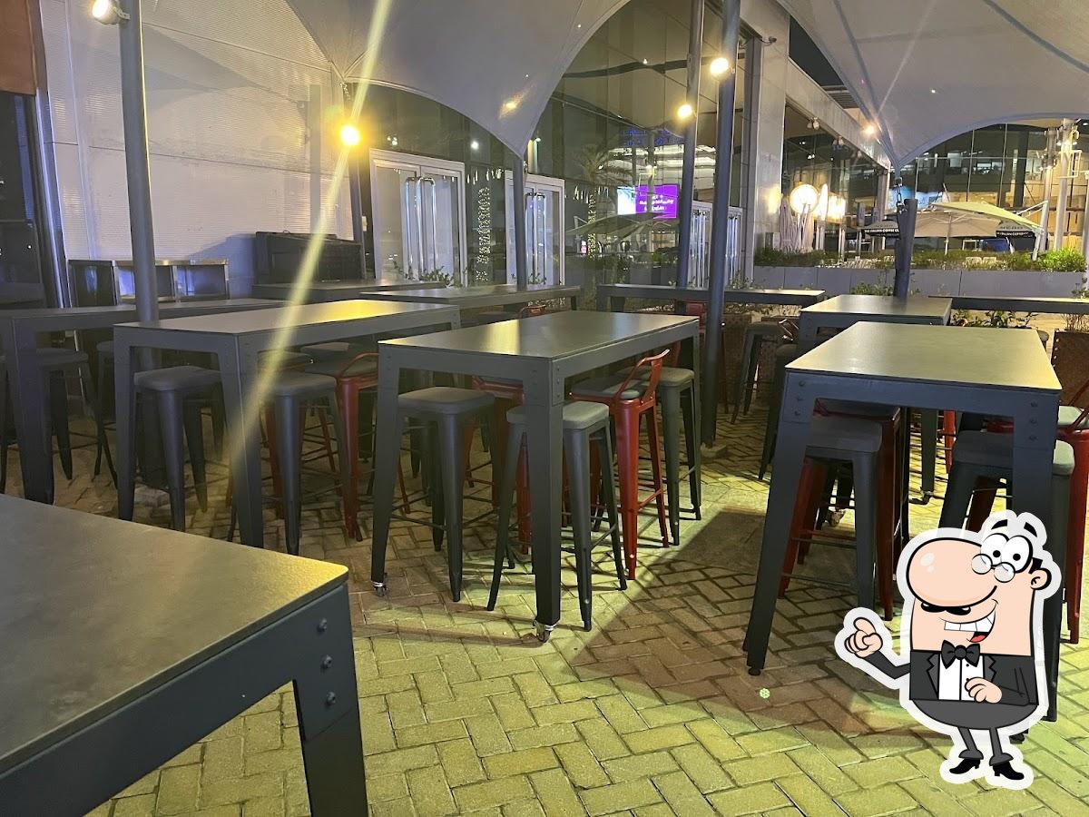 Забронируйте столик в "BurgerFuel".
