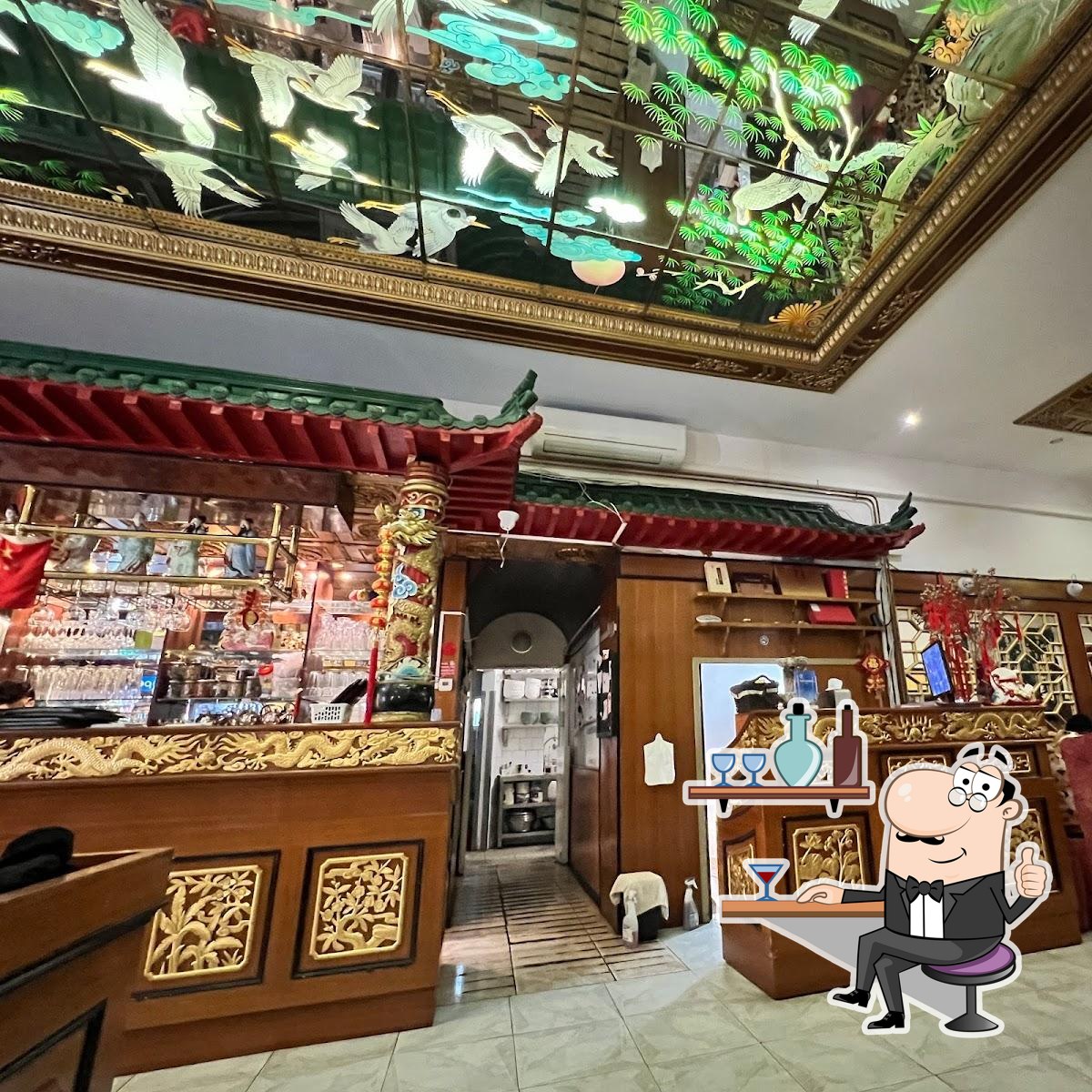 Забронируйте столик в "China-town Restaurant".