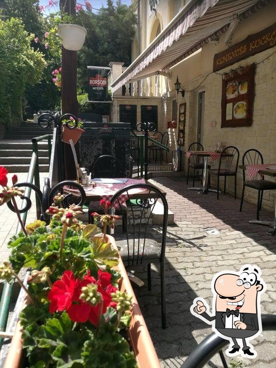 Посмотрите на внутренний интерьер "Grillkert Házias Étterem".