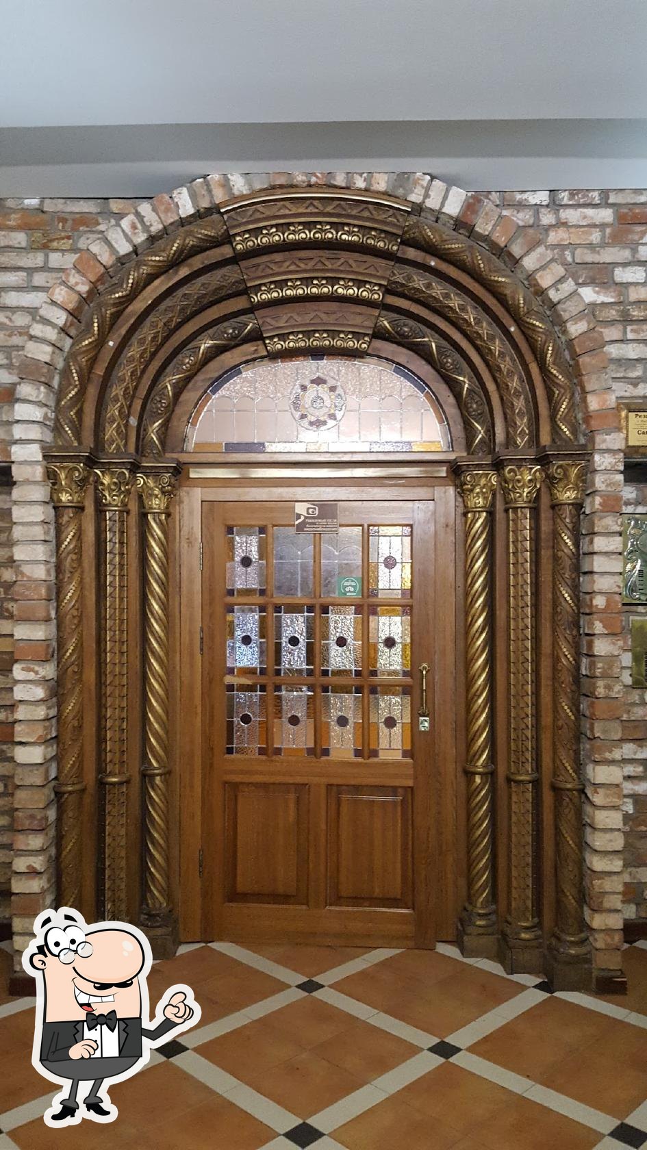 Забронируйте столик в "Максимилианс".