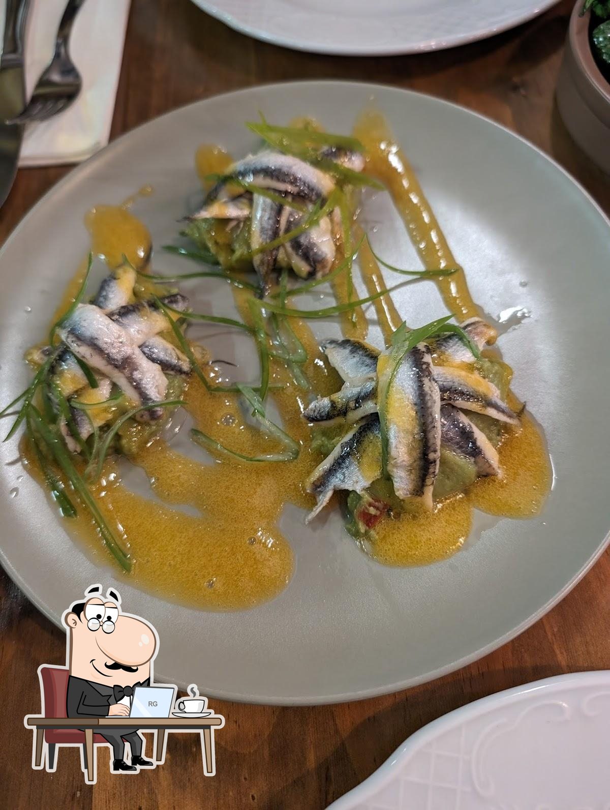 Посмотрите на внутренний интерьер "El Mesón de Cervantes Restaurante Mediterráneo Centro de Málaga".