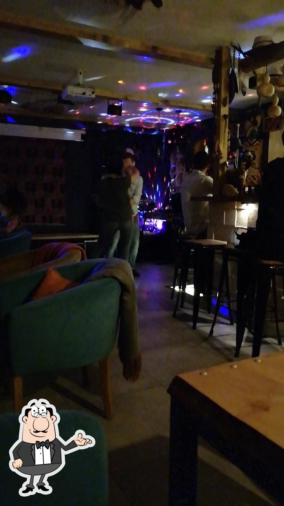 Посмотрите на внутренний интерьер "PONCHO Snack Art Bar".