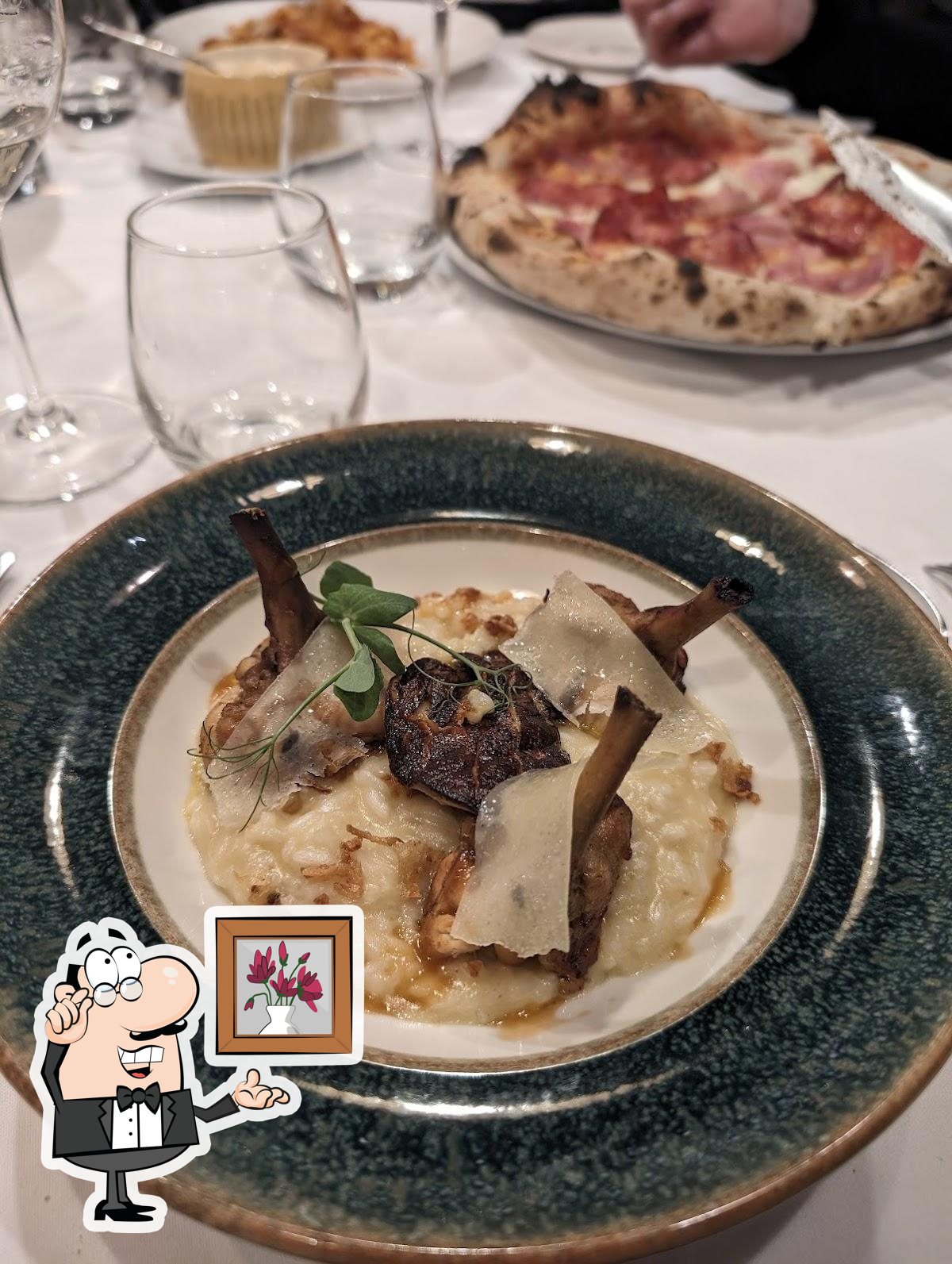Посмотрите на внутренний интерьер "Trattoria Pomo D'Oro".