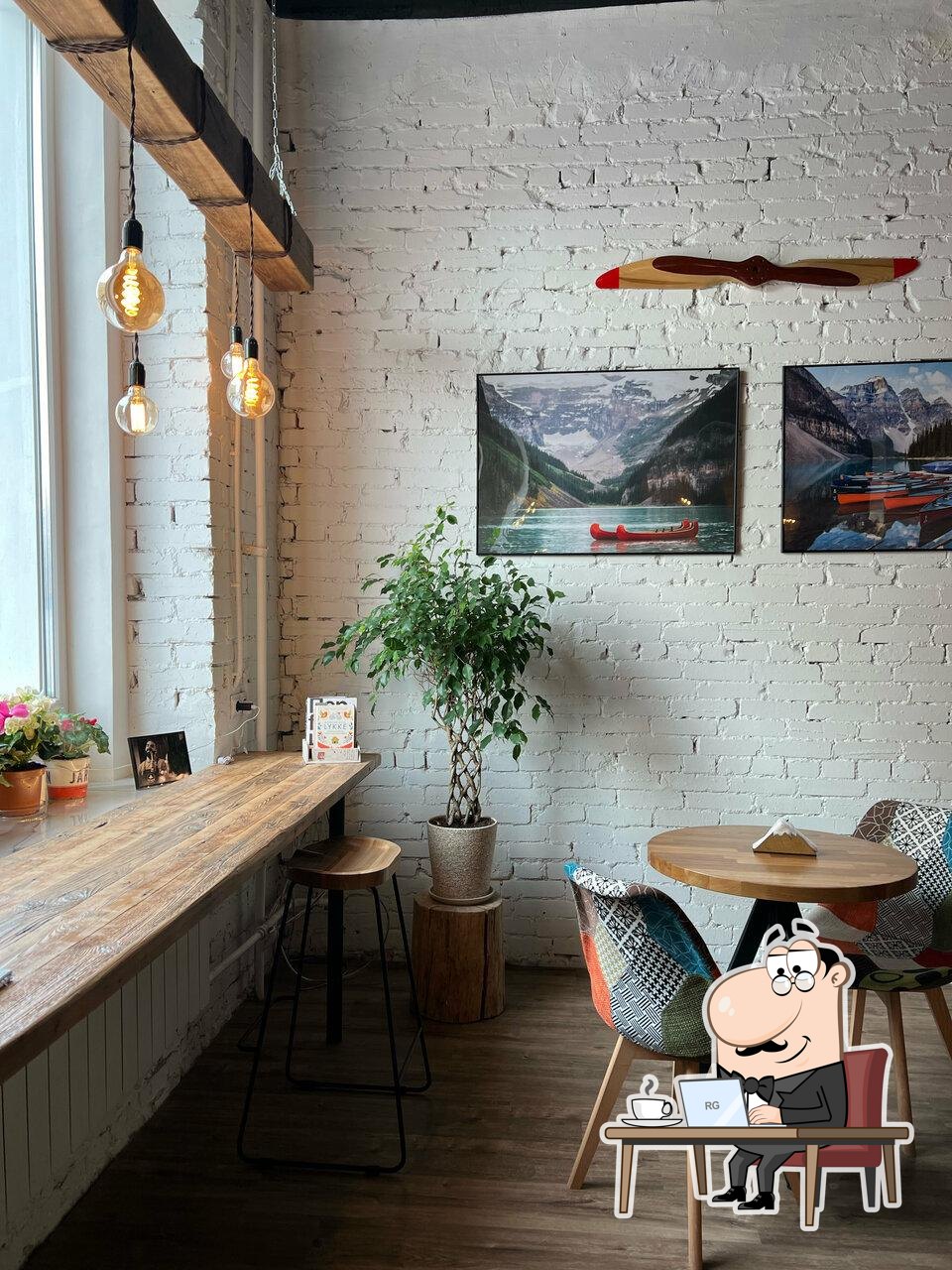 Посмотрите на внутренний интерьер "Jeffrey's Coffeeshop".