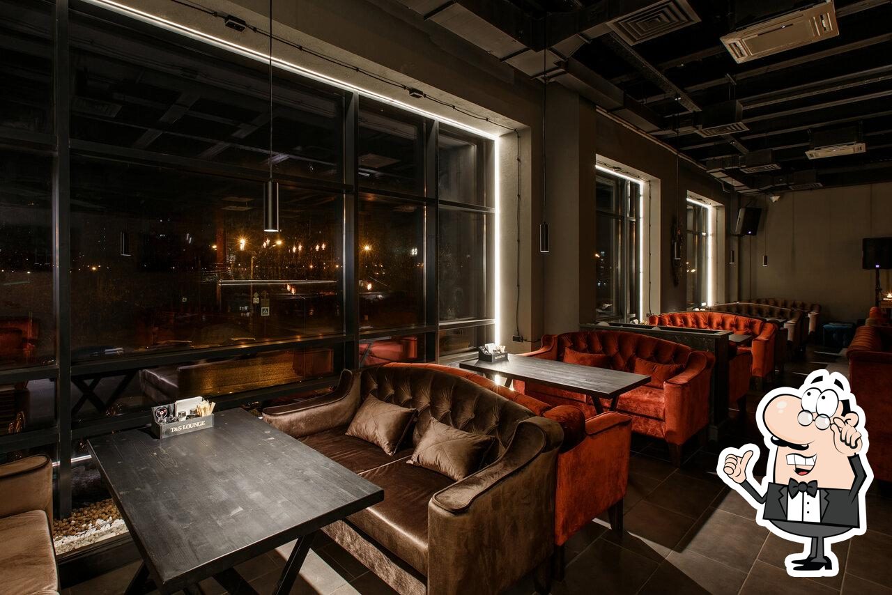 Посмотрите на внутренний интерьер "T&S Lounge".