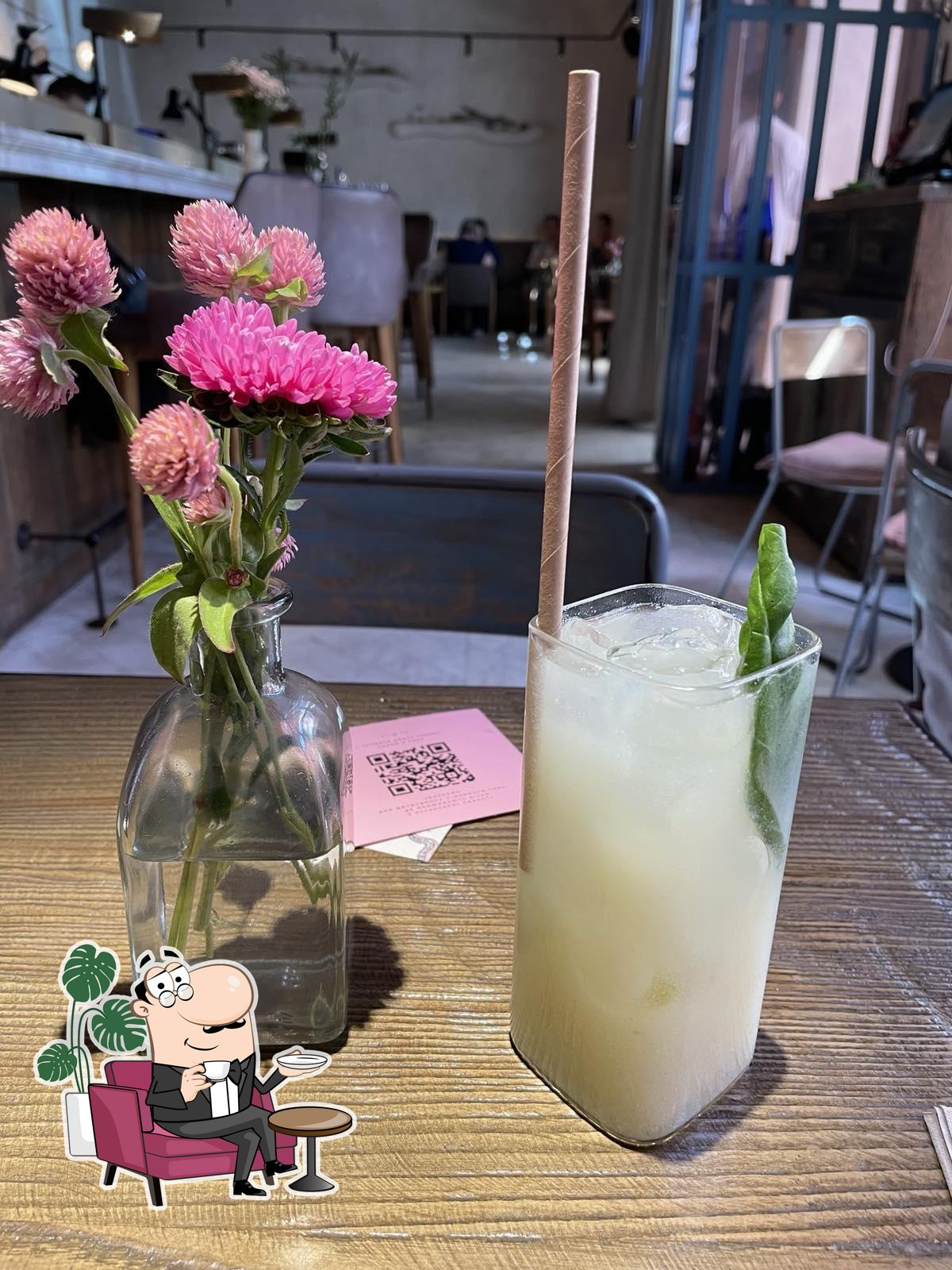 Посмотрите на внутренний интерьер "SUKE bistro".