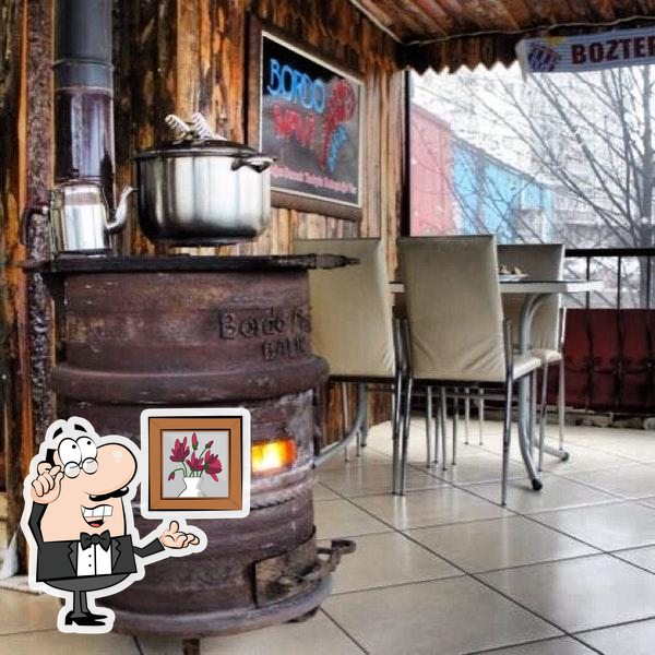 Забронируйте столик в "Bordo Mavi Cafe".
