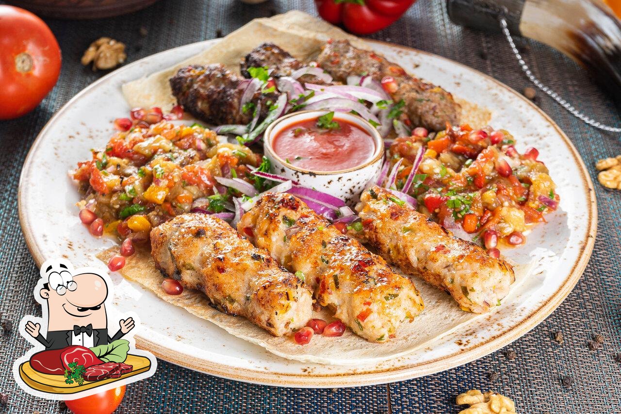 Тут широкий выбор блюд для любителей мяса.