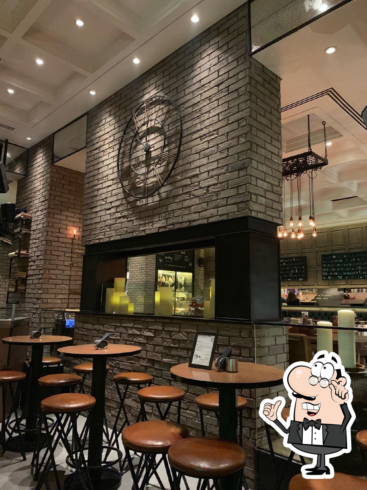 Посмотрите на внутренний интерьер "Jb's Gastropub".