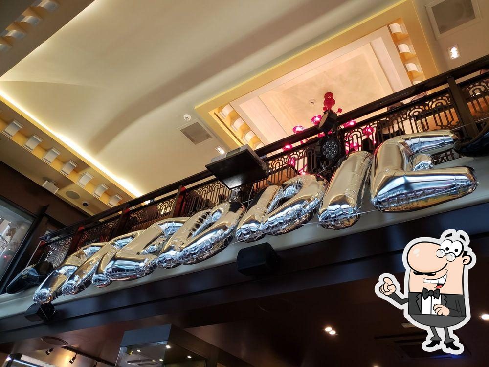 Посмотрите на внутренний интерьер "Hard Rock Cafe".