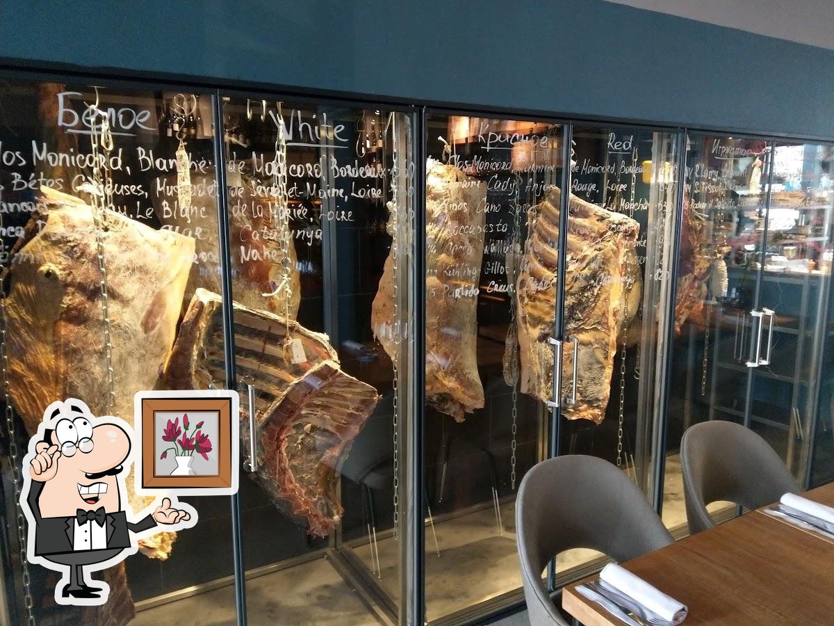 Интерьер "Max's beef for money".