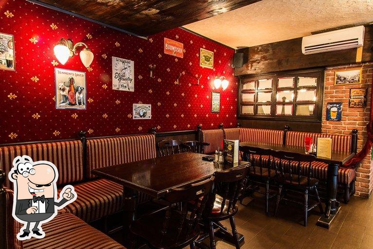 Посмотрите на внутренний интерьер "Finnegan's".