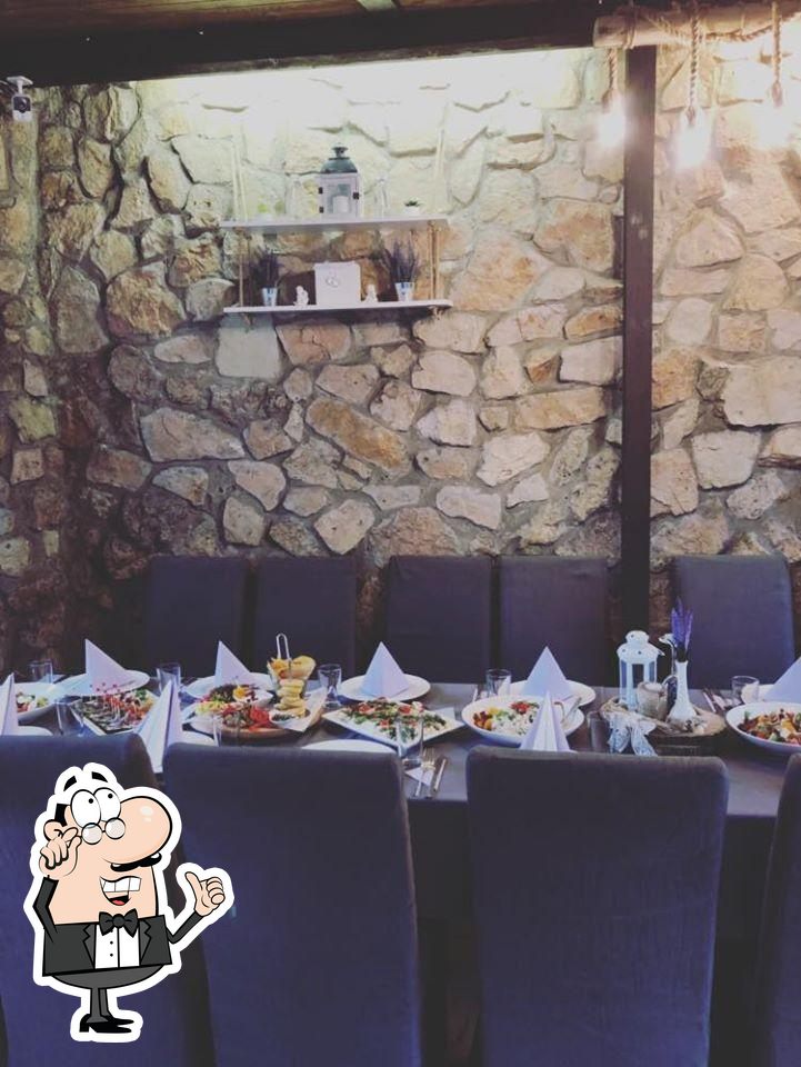 Посмотрите на внутренний интерьер "Grill Garden".