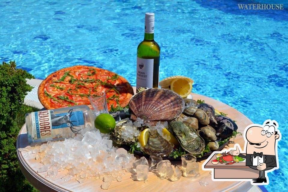 "Waterhouse Lounge Spa"  предоставляет  широкий ассортимент блюд из морепродуктов.