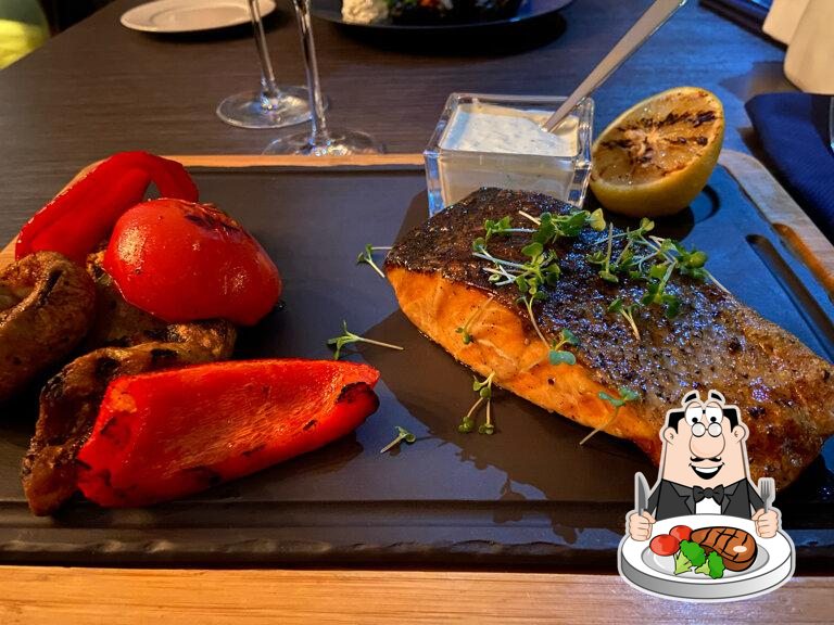 "Pompano" предлагает мясные блюда.