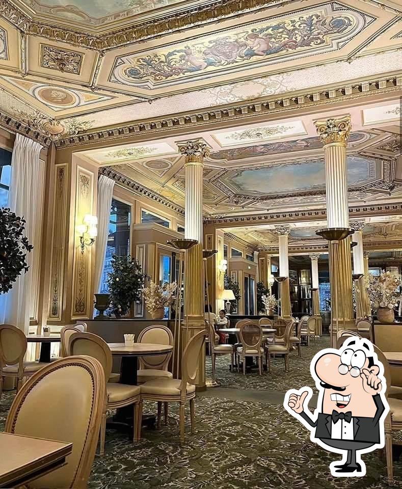 Посмотрите на внутренний интерьер "Café de la Paix".